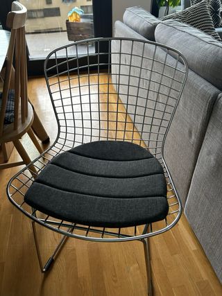 Dos sillas de metal de diseño