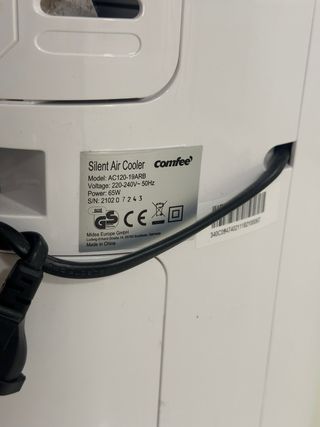 Ventilador en torre con refrigerador marca Comfee