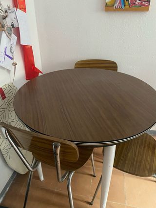 Mesa redonda y 3 sillas madera y metal