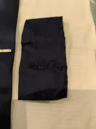 Corbata juego con botones y pañuelo