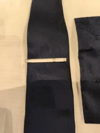 Corbata juego con botones y pañuelo