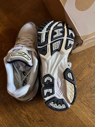 ASICS Kayano 14 T.43,5 Beige/Plateado/Blanco – C