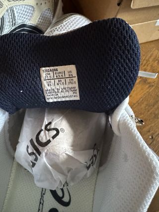 ASICS Kayano 14 T.43,5 Beige/Plateado/Blanco – C