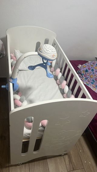 Cuna con colchón y trenza protectora