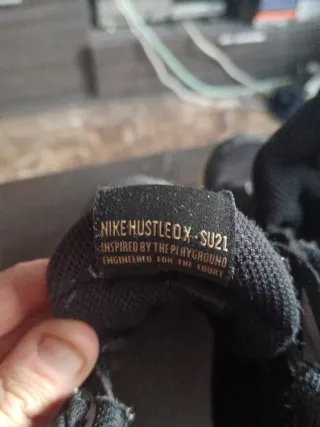 Zapatilla Nike Hustle Negra y Dorada