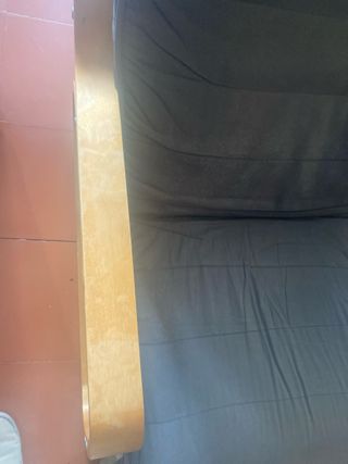 Mecedora la madera muy bien, está descolorida sol