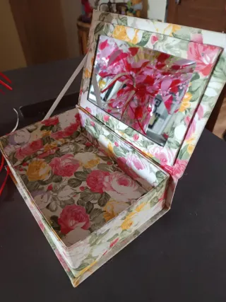 Prezioso cofanetto gioielli. Stile romantico. Colori pastello