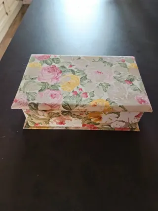 Prezioso cofanetto gioielli. Stile romantico. Colori pastello