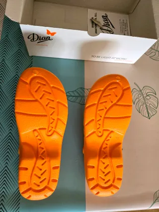 Zuecos Dian Ultraligeros EVA antideslizantes.