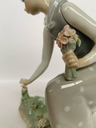 Figura Lladro Niña con Flores