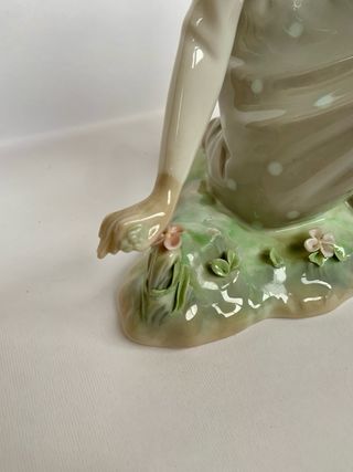 Figura Lladro Niña con Flores