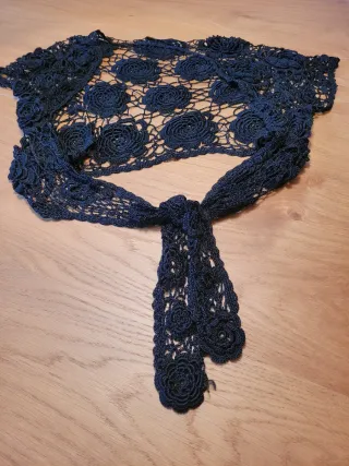 Vestido elegante negro con aplicaciones