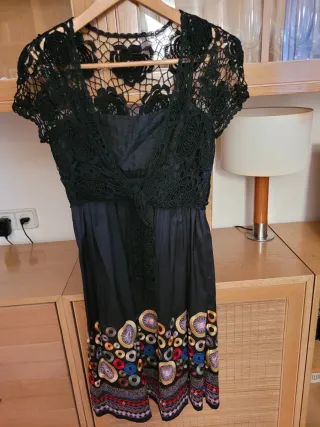Vestido elegante negro con aplicaciones