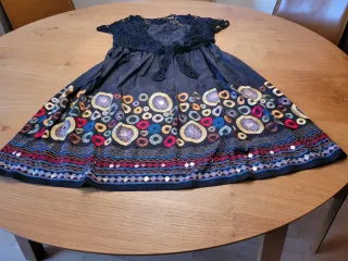 Vestido elegante negro con aplicaciones