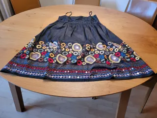 Vestido elegante negro con aplicaciones