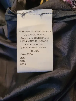 Vestido elegante negro con aplicaciones