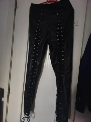 pantalones de cuero con agujeros