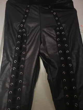 pantalones de cuero con agujeros