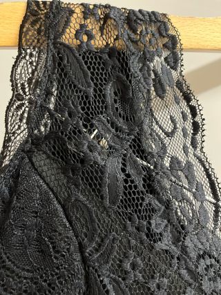 Camiseta negra de encaje