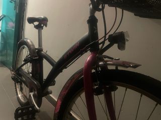 Bicicleta niña negra con detalles rosas