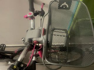 Bicicleta niña negra con detalles rosas