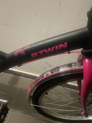 Bicicleta niña negra con detalles rosas