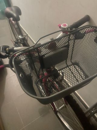 Bicicleta niña negra con detalles rosas