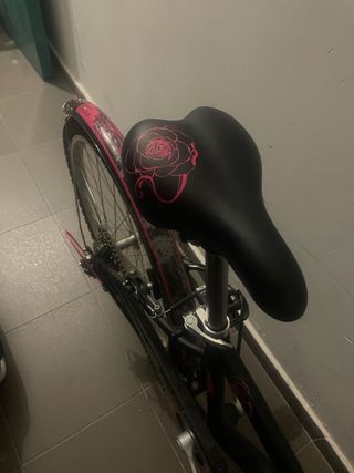Bicicleta niña negra con detalles rosas