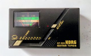 Afinador KORG para guitarra y bajo.