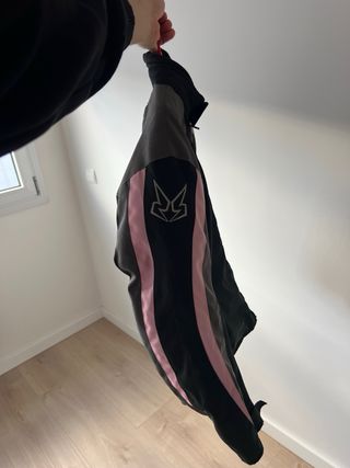 Chaqueta de moto negra y rosa