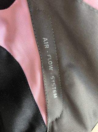 Chaqueta de moto negra y rosa