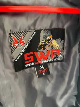 Chaqueta de moto negra y rosa