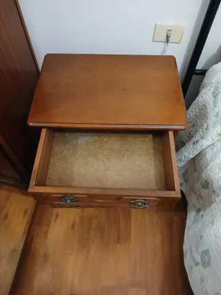 Mesita de noche de madera