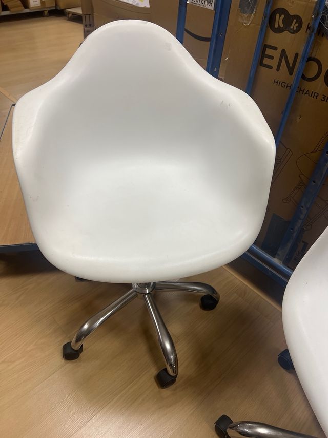 2 sillas de plástico blanco oficina  con ruedas