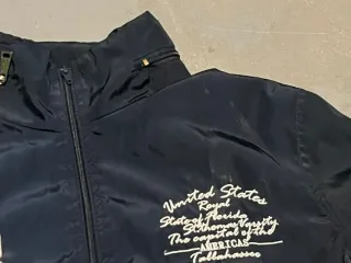 Chaqueta bomber azul bordada ligera