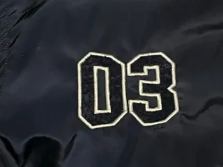 Chaqueta bomber azul bordada ligera