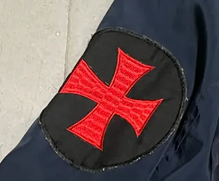 Chaqueta bomber azul bordada ligera