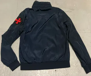 Chaqueta bomber azul bordada ligera