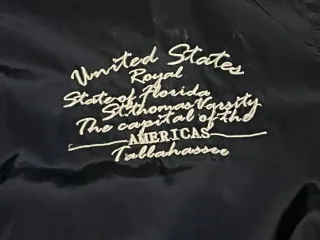 Chaqueta bomber azul bordada ligera