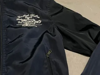 Chaqueta bomber azul bordada ligera