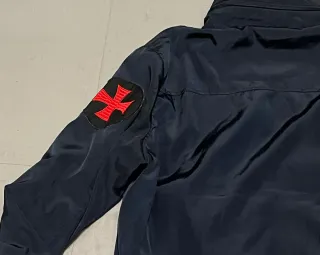 Chaqueta bomber azul bordada ligera