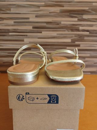 Sandalias CLAUDIE PIERLOT doradas talla 39