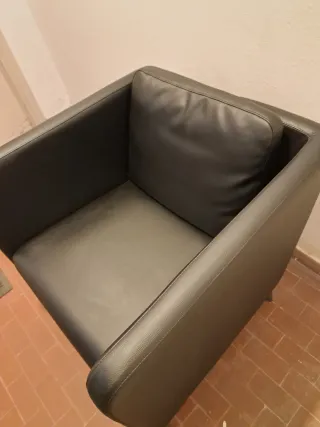 Stupenda poltrona in pelle nera