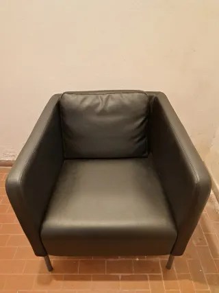 Stupenda poltrona in pelle nera