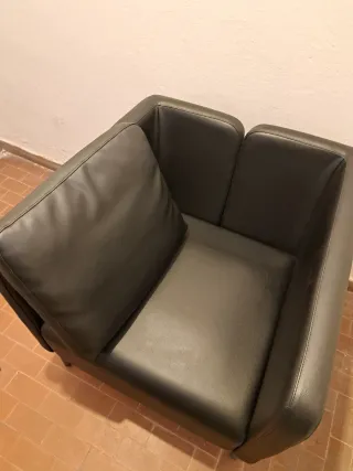 Stupenda poltrona in pelle nera