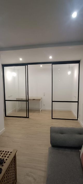 Puerta corredera de cristal y metal