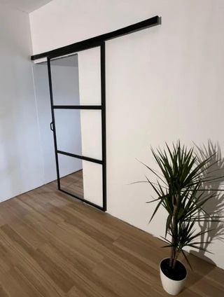 Puerta corredera de cristal y metal