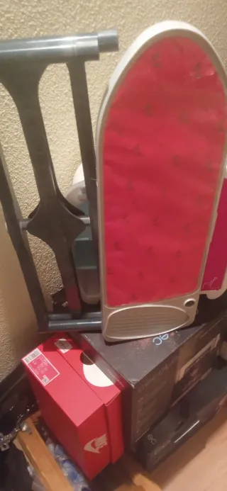 Mesa para planchar con plancha y armario de Nenuco