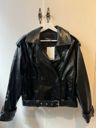 Cazadora trench corta efecto piel Bershka talla s