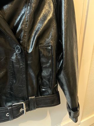 Cazadora trench corta efecto piel Bershka talla s